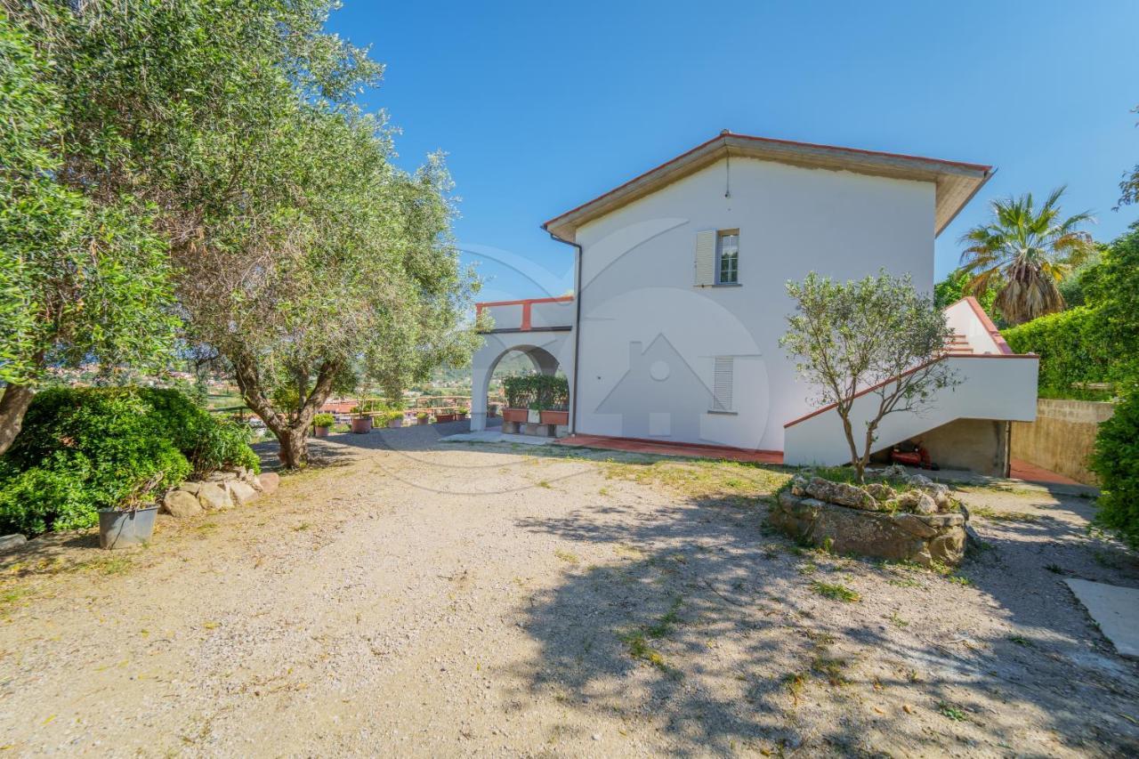 La Palazzina nel Verde Casa Alzi Esterno foto
